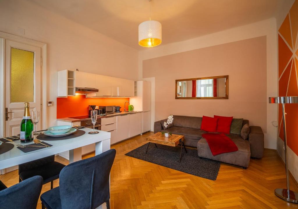 Alservorstadt Apartment | Spacious 2BR Apartment for 6 near Votivkirche & Metro U2