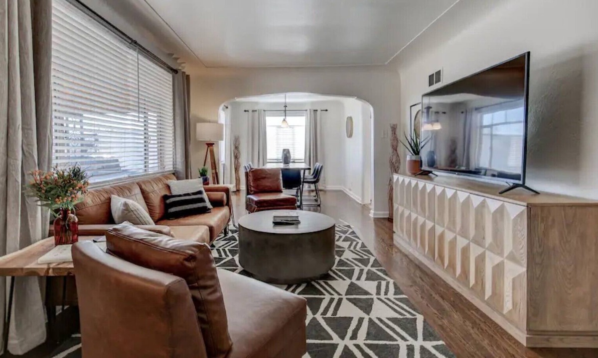 Barths House | Spacious 5BR w/Backyard & Foosball - Dog friendly!