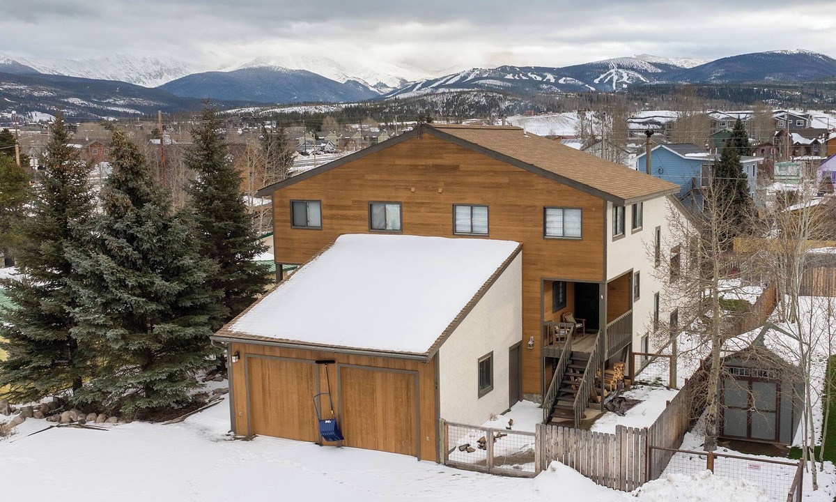 Fraser House | Spacious 7 Bed Retreat, Hot Tub + Ski Hill Views