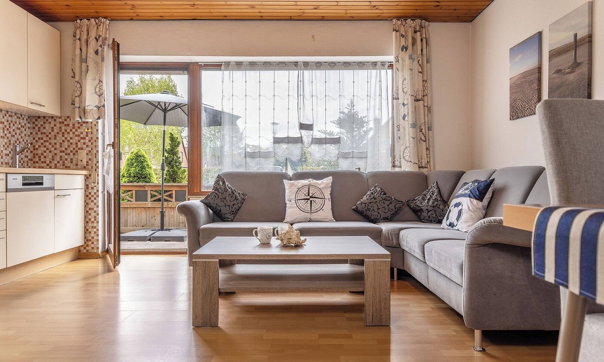 Carolinensiel Apartment | Spacious and bright: the first floor apartment with its spacious bathroom is equipped with a