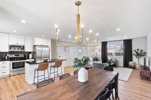Ralston Valley House | Spacious and Cozy 5 Bed 3 Bath Vacation House W 2 King 3 Queen! Sleep 12! 15Min to Red Rocks