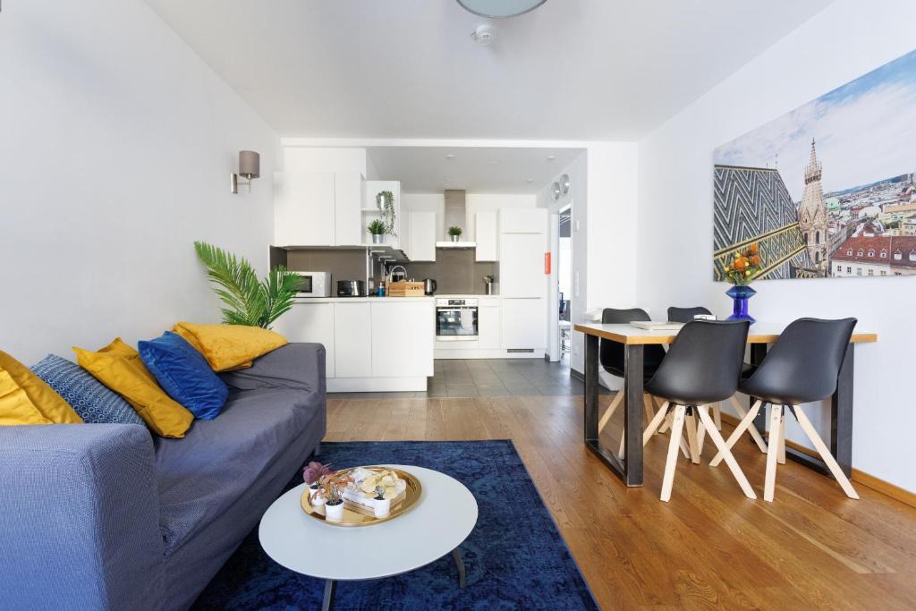 Margareten Apartment | Spacious Group Apartment with Balcony