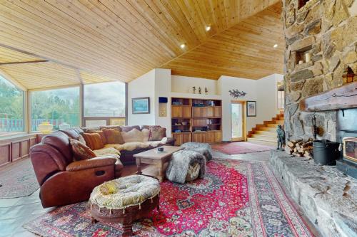 Arroyo Seco House | Spacious Home w/Pool & Hot Tub in Arroyo Seco!