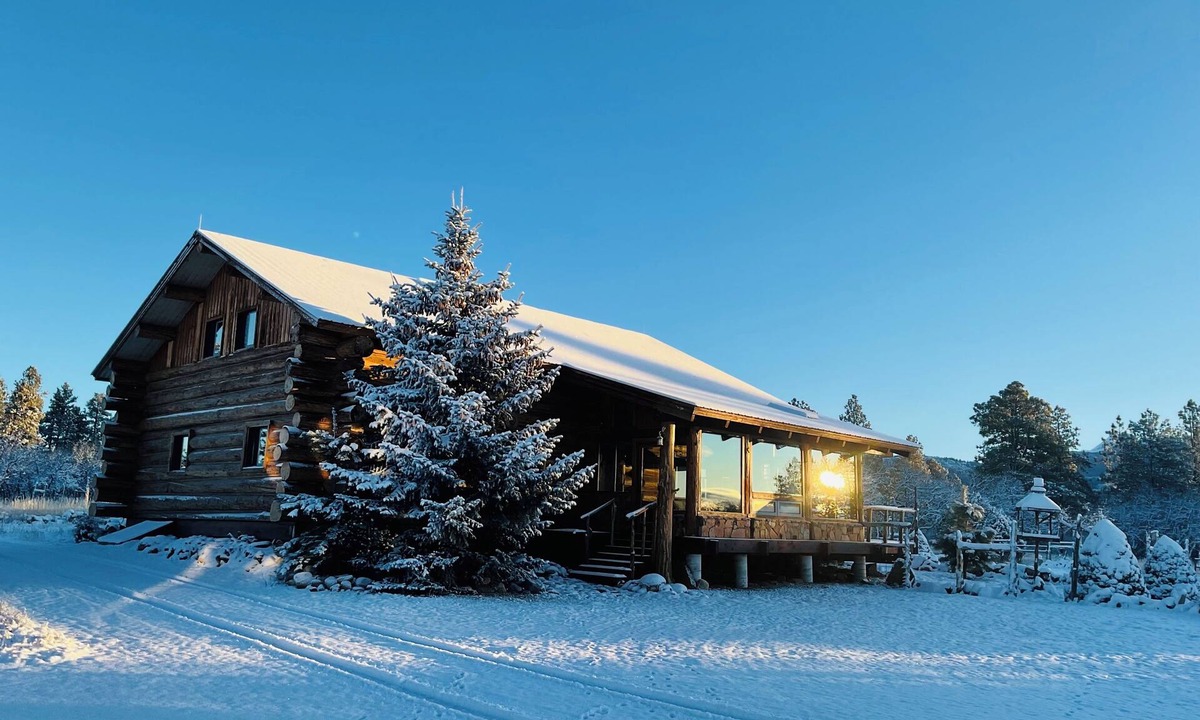 Mancos Cabin | Spectacular Mountain Views Vintage Log Cabin in Southwest Colorado