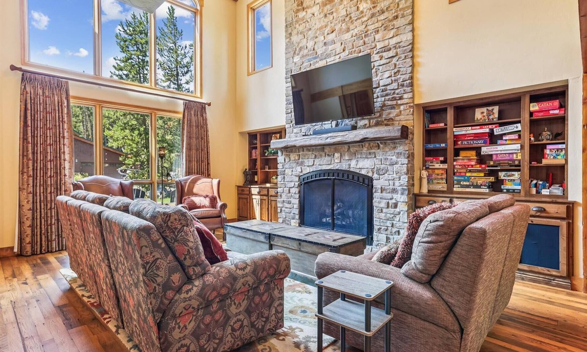 Trafalgar House | Stay at Friendly Fox Chalet, a large pet friendly home in a great location-Hot Tub!