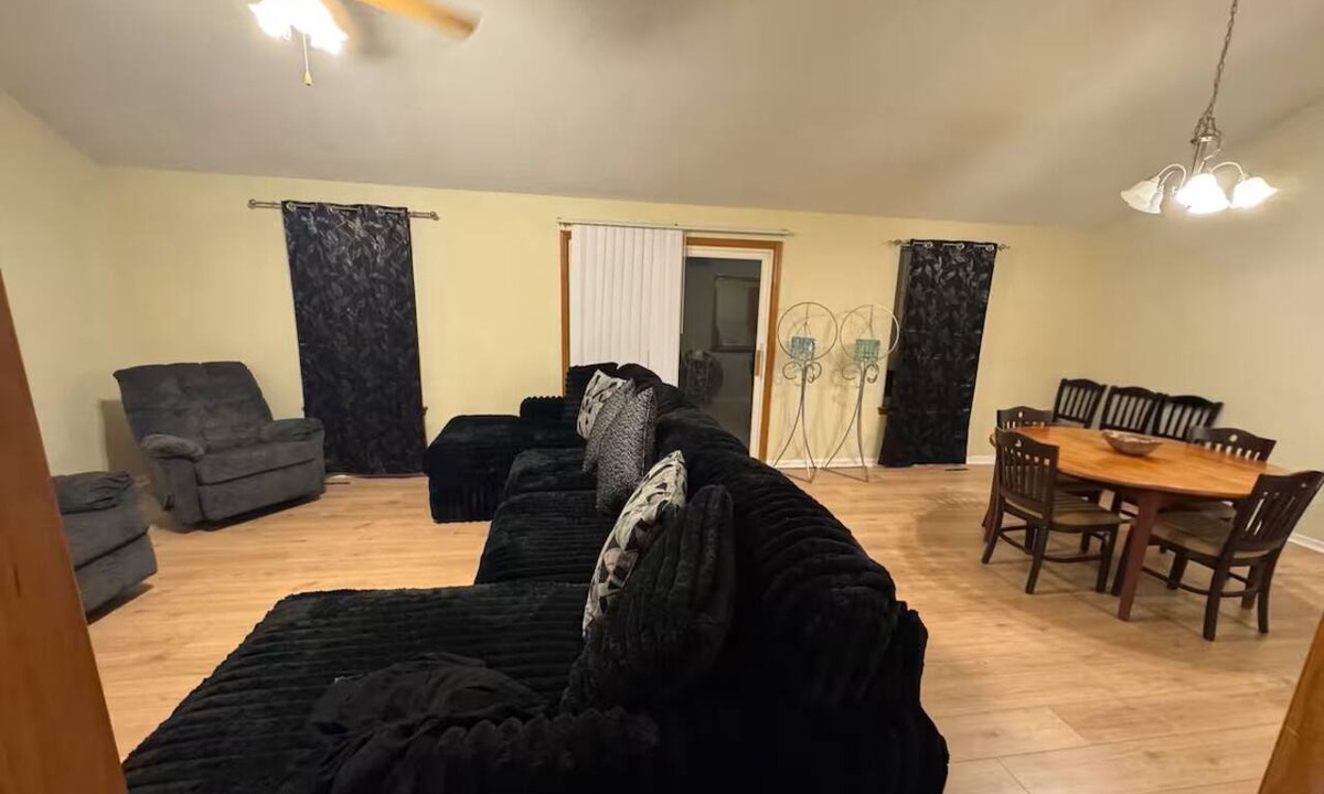 Winnetonka House | Stay Close to the Action! 3BR, 3BA KC Duplex Near Worlds of Fun & Stadium KC
