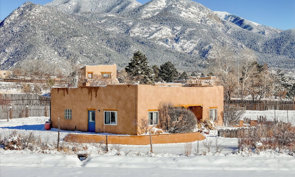 Arroyo Seco House | Stella Luna - in the Lap of Taos Mountain!