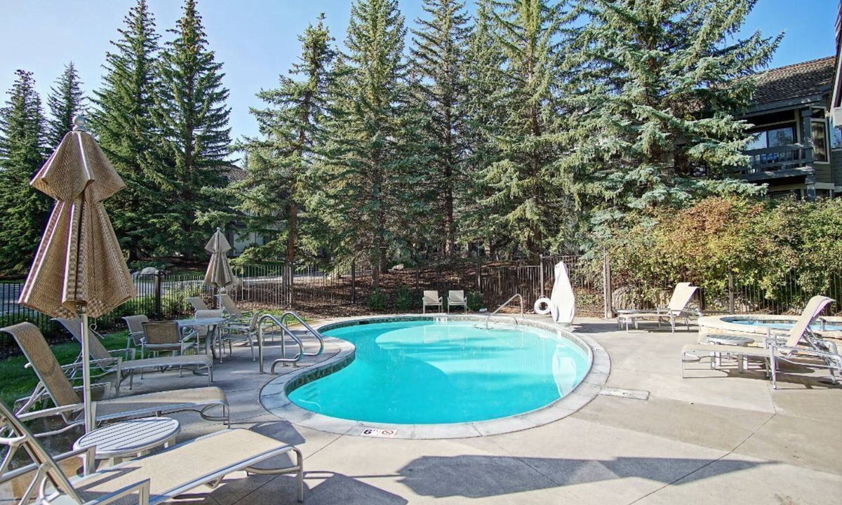 Avon Condo | Steps From Hiking - Outdoor Pool & Hot Tub - On Call Shuttle