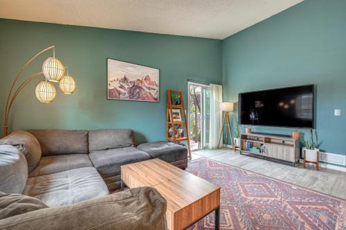 Walnut Grove House | Steps to Dog Park! Westminster Home w/Fire Pit