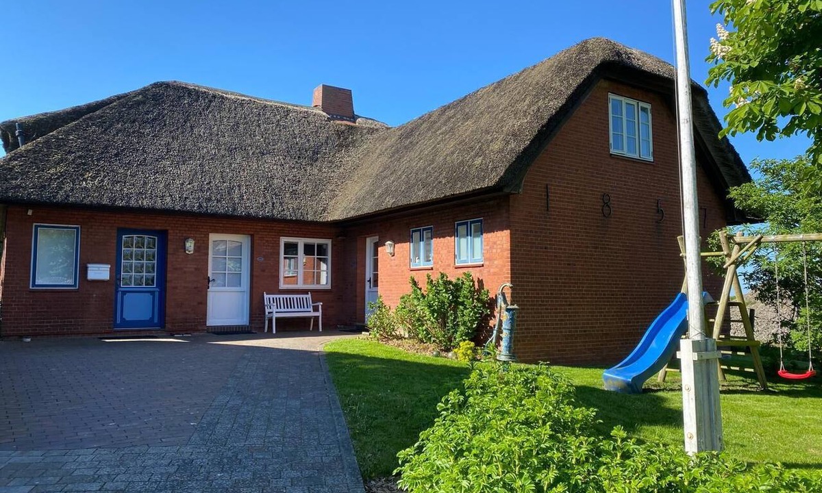 Fedderswarf Apartment | Strandkrabbe – Apartment, upper floor; shared washing machine and parking space.