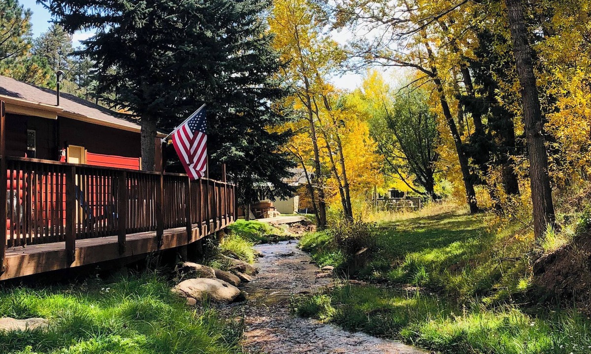 Cascade-Chipita Park Cabin | Streamside cabin covered in aspen trees, just minutes to family-fun activities!