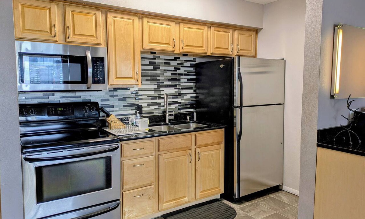 Downtown Denver Condo | STUDIO 13: LARGE BALCONY, CITY VIEWS, GYM, POOL, NEAR ATTRACTIONS, SPORTS VENUES