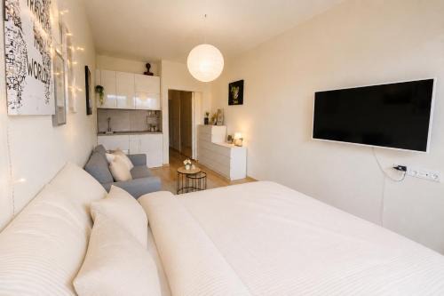 Prague 5 Apartment | STUDIO with Free Gym & WiFi, Easy Prague Center Access , Self Check In