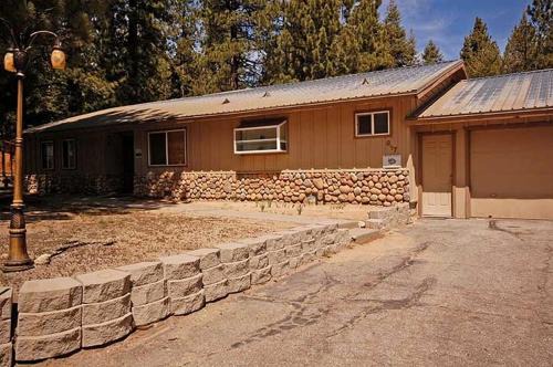 Tahoe Island Boat Rental | Stunning Cozy Cottage with Hot-tub in South Lake Tahoe, California