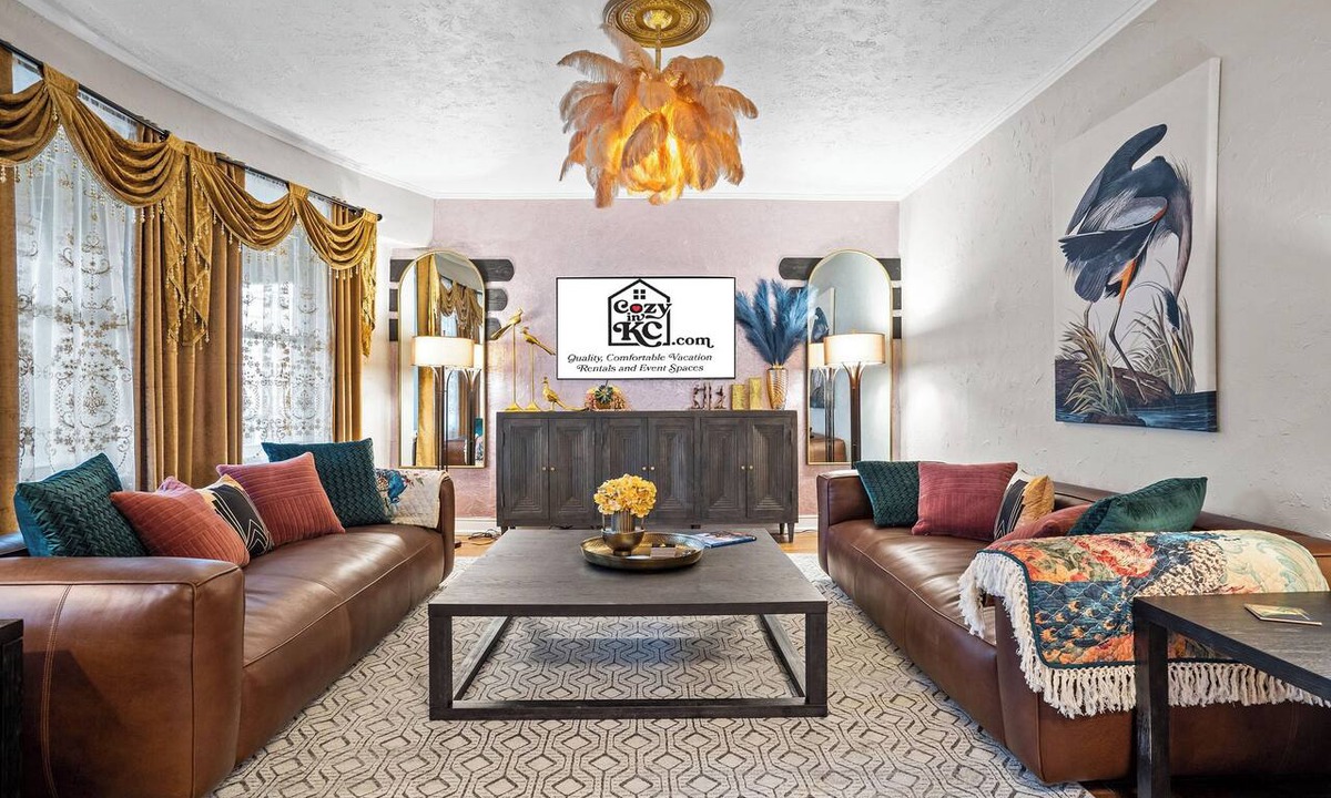 Hanover Place Apartment | Stunning midtown remodel with 4 kings beds + Parking!