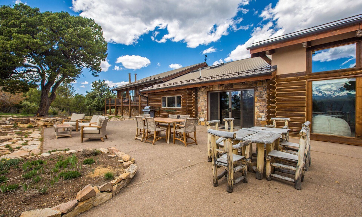 Loghill Village House | Stunning Views | Spacious | Trail Access | Air Conditioning STR2025-060