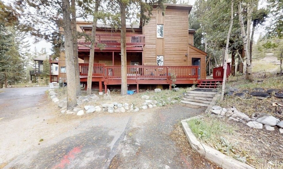 Baldy Mountain House | Stylish Lofted Retreat W/Private Hot Tub, Free WiFi, & Spacious Deck - Dogs OK