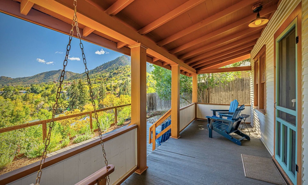 Manitou Springs Cottage | Stylish Mountain Cottage with Stunning Views Overlooking Manitou Springs