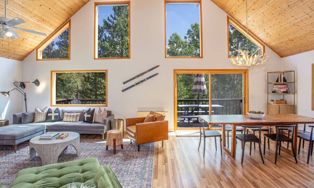 Alma House | Summer Cabin Retreat | Hot Tub, Firepit, Sleeps 12