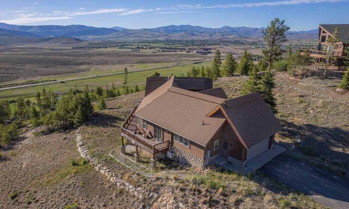 Innsbruck Val Moritz House | Summer’s End: A/C Mountain Views Pool Table Game Room Fire Pit