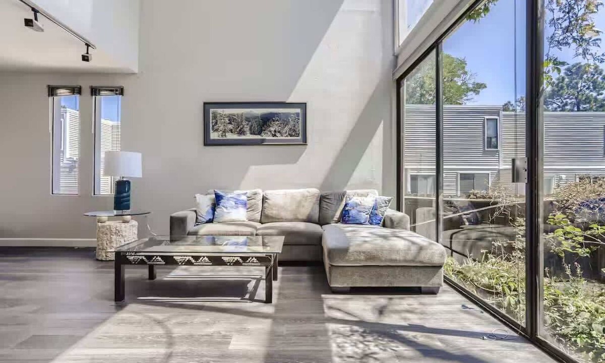 Washington Virginia Vale Condo | Sunny Suburban Getaway | 4BR Condo + Pool | 30 day