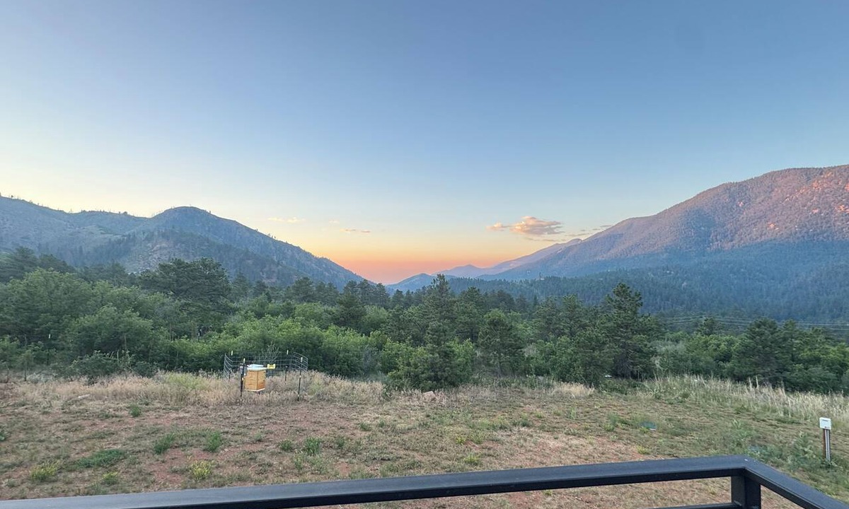 Cascade House | Sunrises and Sunsets in Cascade – Private Drive & Yard in Cascade