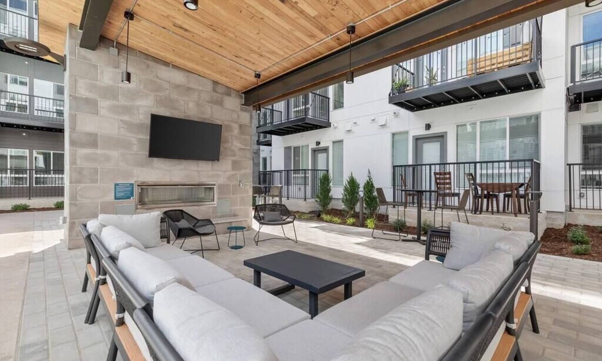 Jewell Heights - Hoffman Heights Apartment | Supreme Apartment near Children's Hospital!