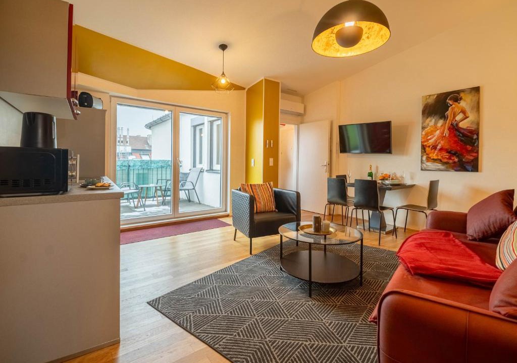 Margareten Apartment | Terrace Apartment for 4 near Naschmarkt & U4 Metro