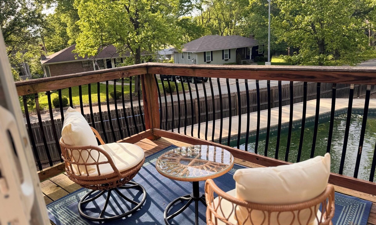 South Kansas City House | Terrific 3-bedroom house with a Pool in Kansas City.