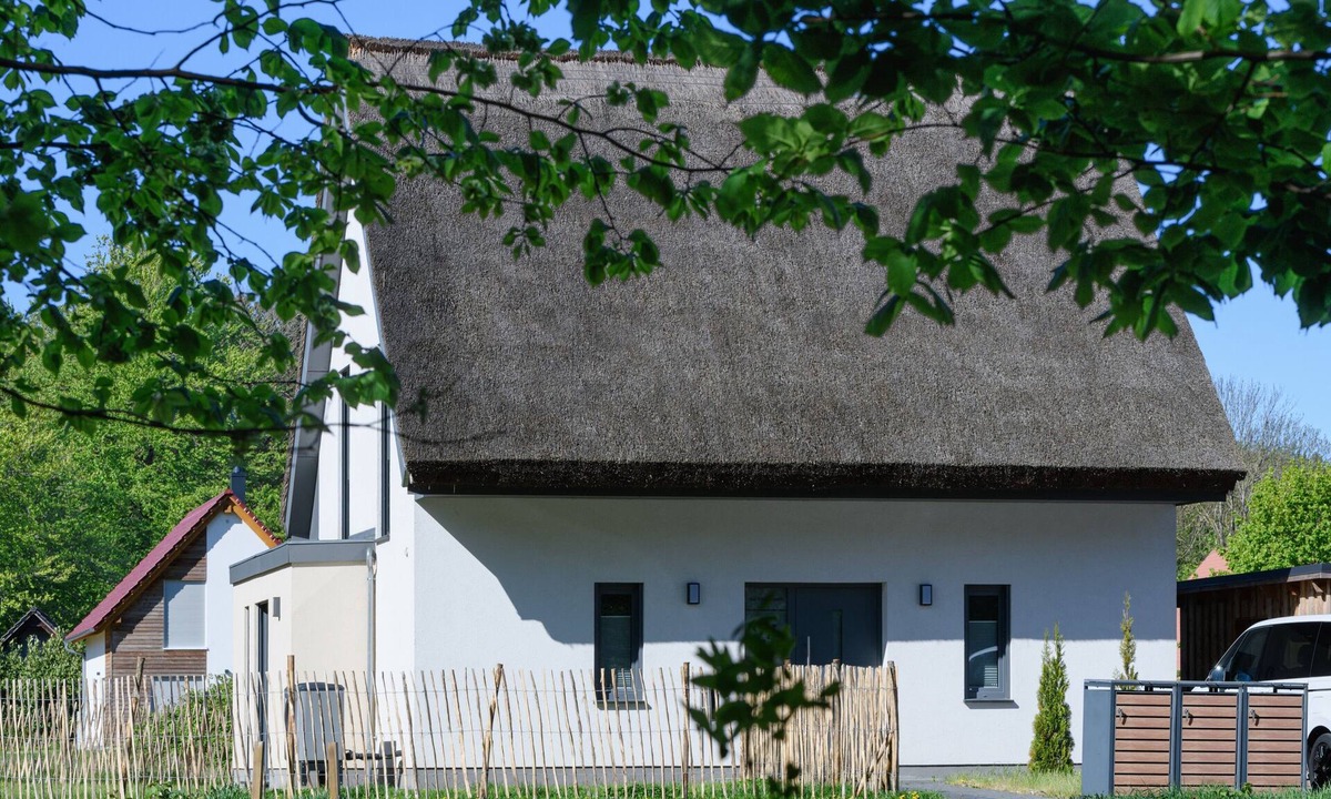 Klausdorf House | Thatched Holiday Home 'Reetdachhus' in Klausdorf near Stralsund