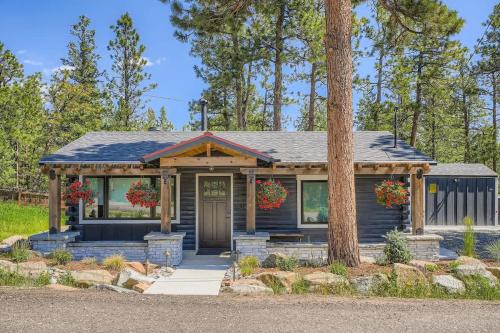 Indian Hills House | The Bear's Den - Hot Tub Retreat - Family Home