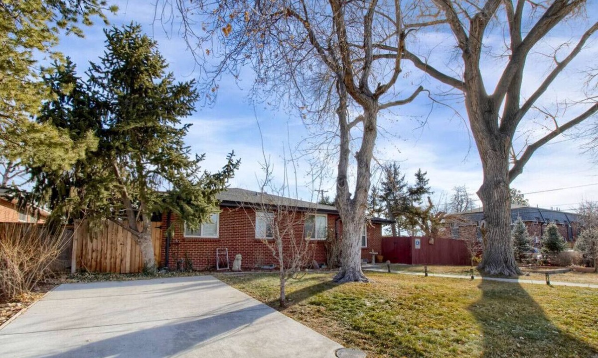North Alameda Apartment | The Gem of Lakewood!