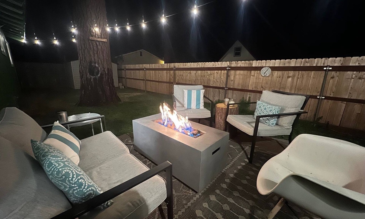 Al Tahoe House | The Green Cabin is a few blocks to the lake, dining, shopping, skiing