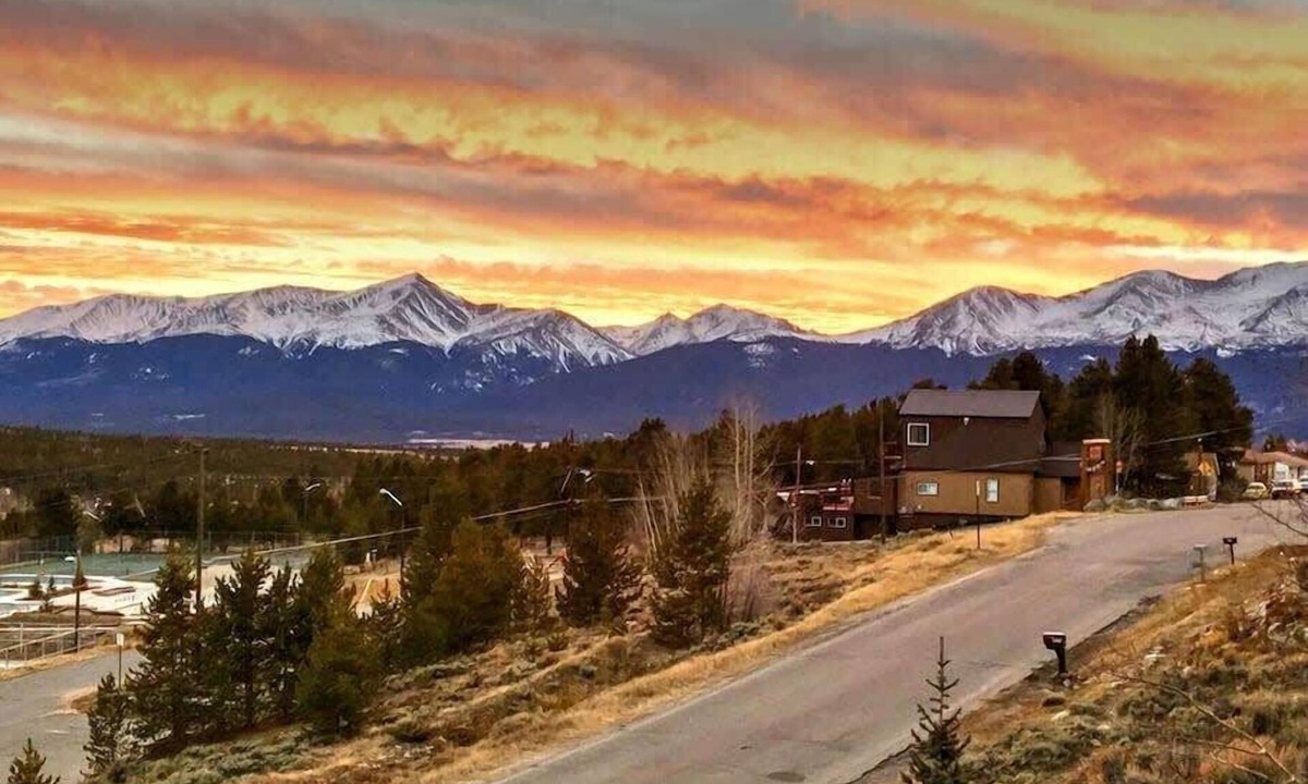 Leadville Condo | The Hilltop Suite — Mt Massive Views | Pet OK | EV Charger | Sleeps 4