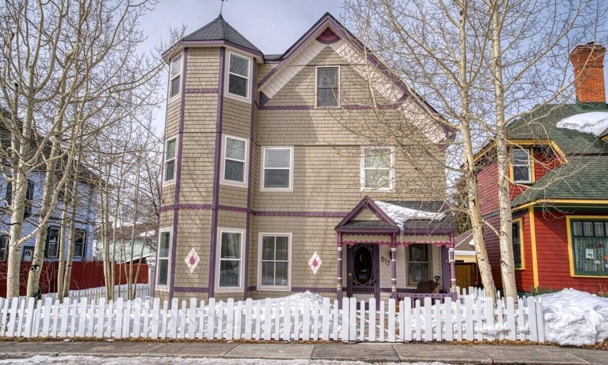 Leadville House | The Ice Palace — 5BR Victorian Sleeps 12, Walk to Downtown Leadville