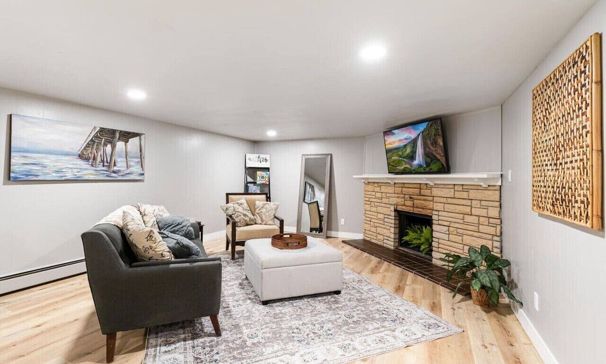 Holbrook Park Apartment | The King’s Nook | Lakewood Hot Tub Hideaway
