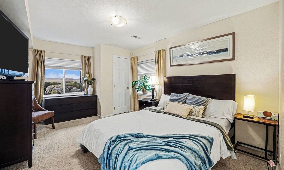 Broomfield Apartment | The Lily Pad-1700sqft Exec Suite. Kitchen, Office, Gym, theater. Shared Entrance