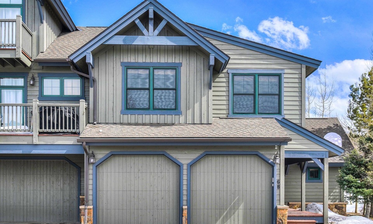 The Highlands House | The Oak Lane Chateau: with Private Hot Tub, Close to Golf, Free Ski Shuttle!