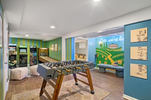 Overland Park House | The Prairiehaven 16 Guests, Arcade, Hot Tub, Sauna, Fire Pit