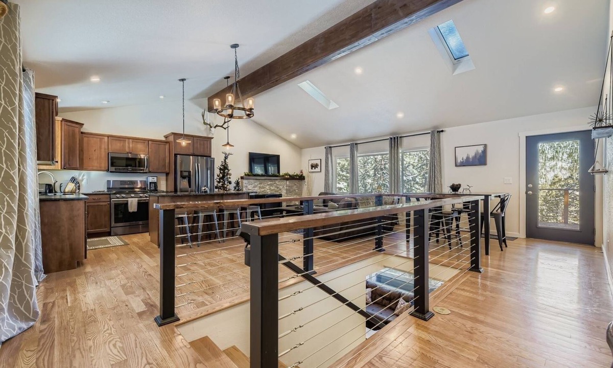 Bailey House | THE RÛSTIC MTN HOUSE 4B 3BA Cal Spas Hot Tub 2.5 Acres Private 🌲