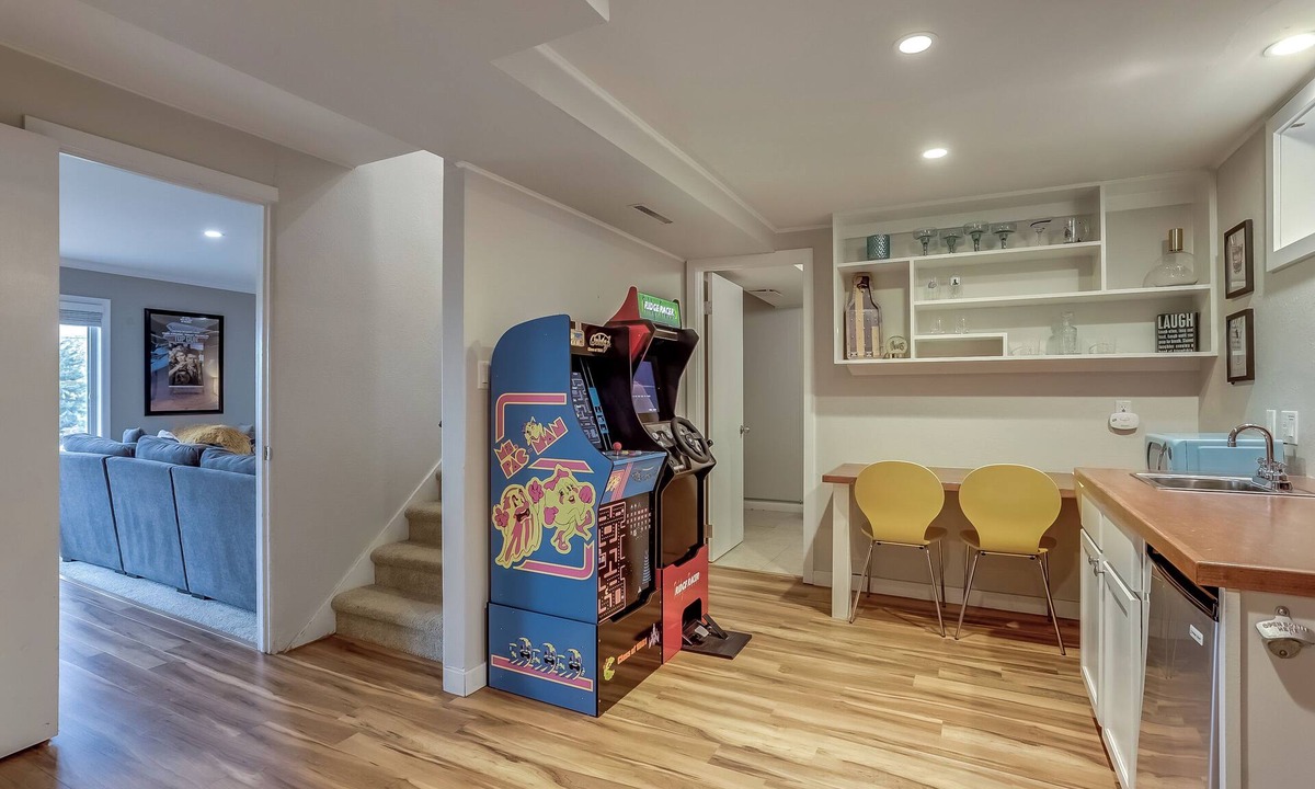 Bel Aire House | The Red Rocks Basecamp: Flatiron Views, Hot Tub, & Vintage Arcades!