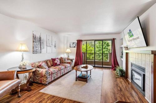 Avon House | The Seasons in Avon - Walk to Gondola and Lake