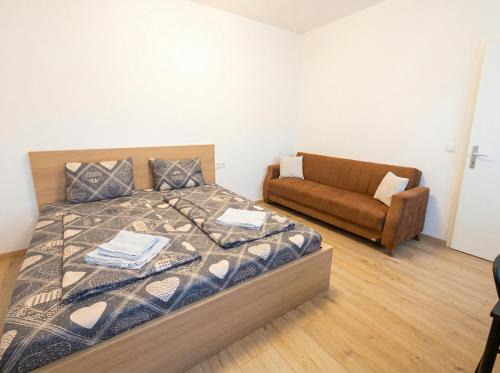 Simmering Apartment | Three Apartments Sleeps Ten Fifteen Minutes From Center Via Enkplatz