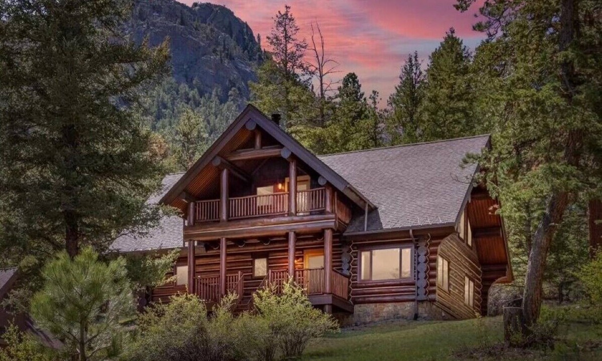 Estes Park Cabin | Timber Rest Lodge- log cabin with 5 bedrooms, 5.5 bath with hot tub and AC