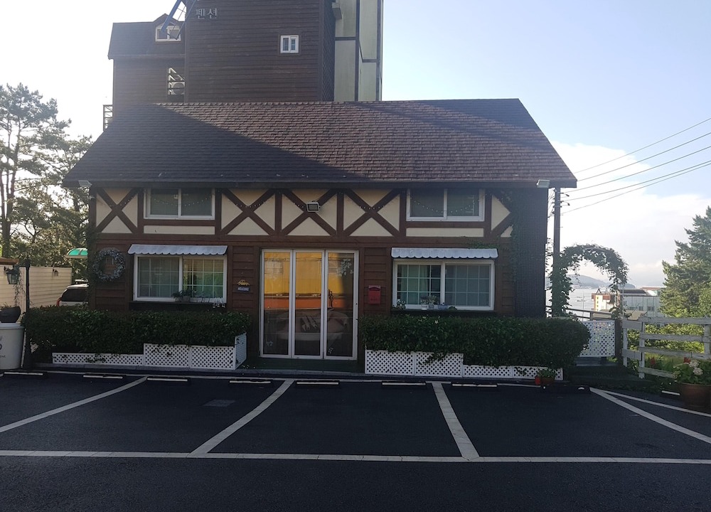 Yongnam-myeon Hotel | Tongyeong Iris Pension