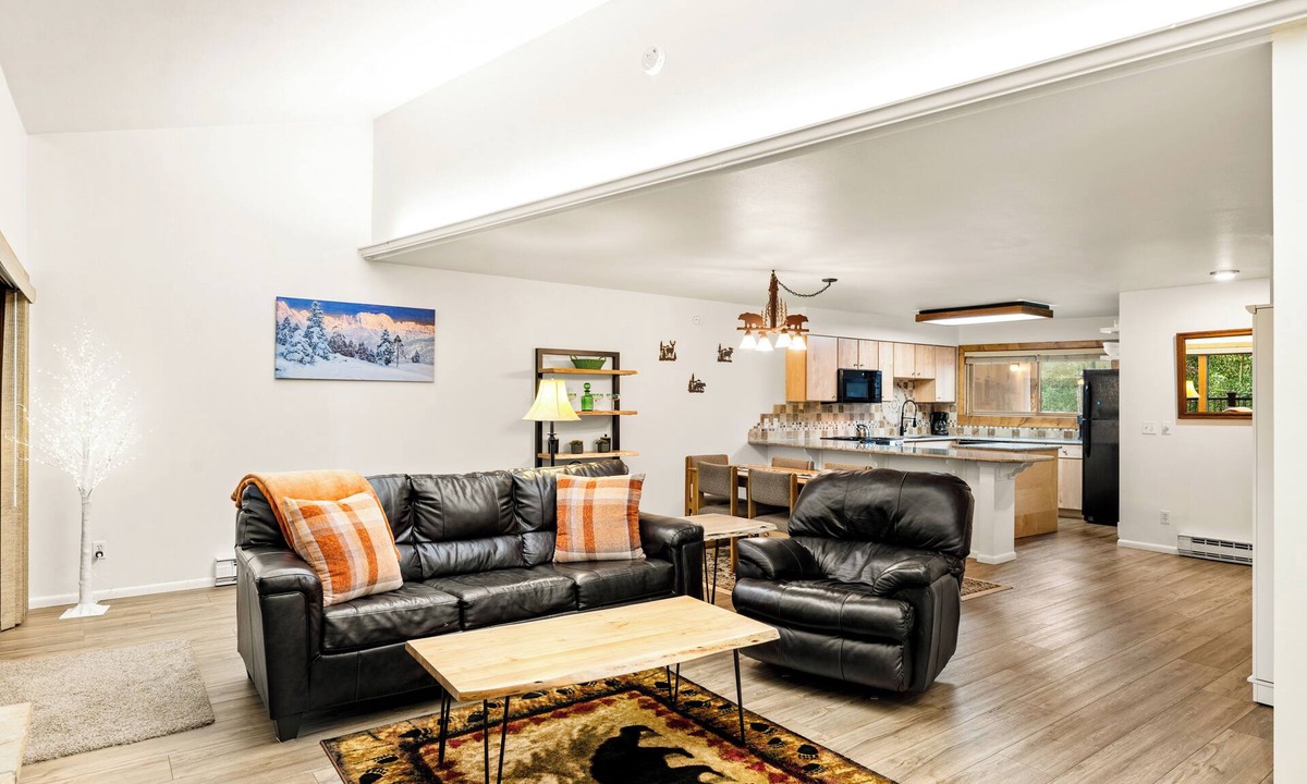 Four O'Clock Condo | Top Floor, 1 Block From Main, Peak 9, 4 OClock Run