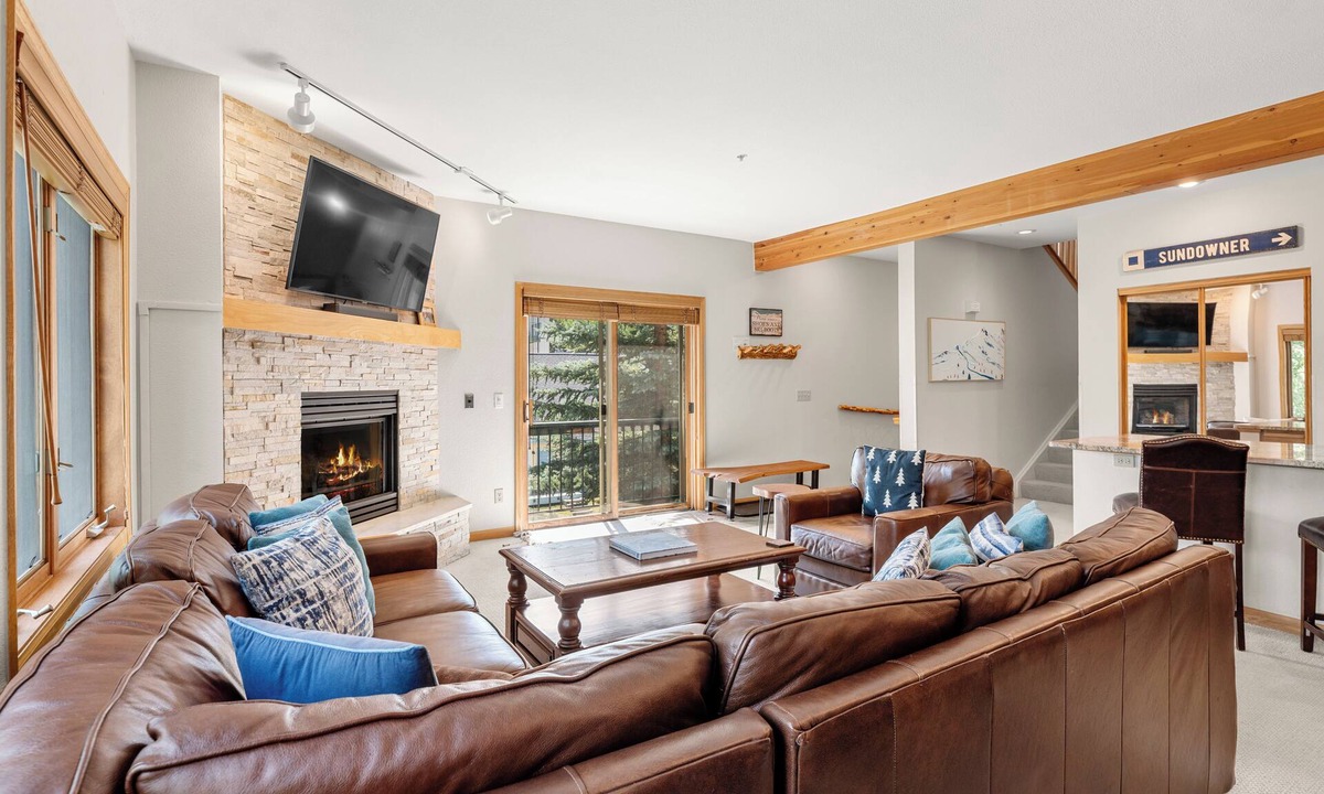 Four O'Clock House | Top Floor, Across from Lift/Hiking, Walk to Town.