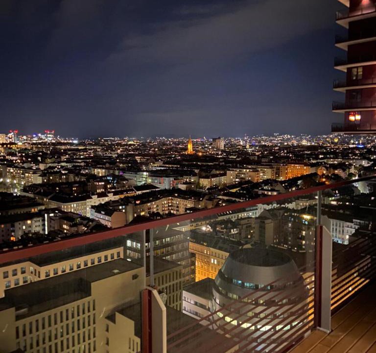 Erdberg Apartment | Triiiple Suites Level 22 mit Balkon und Tiefgarage