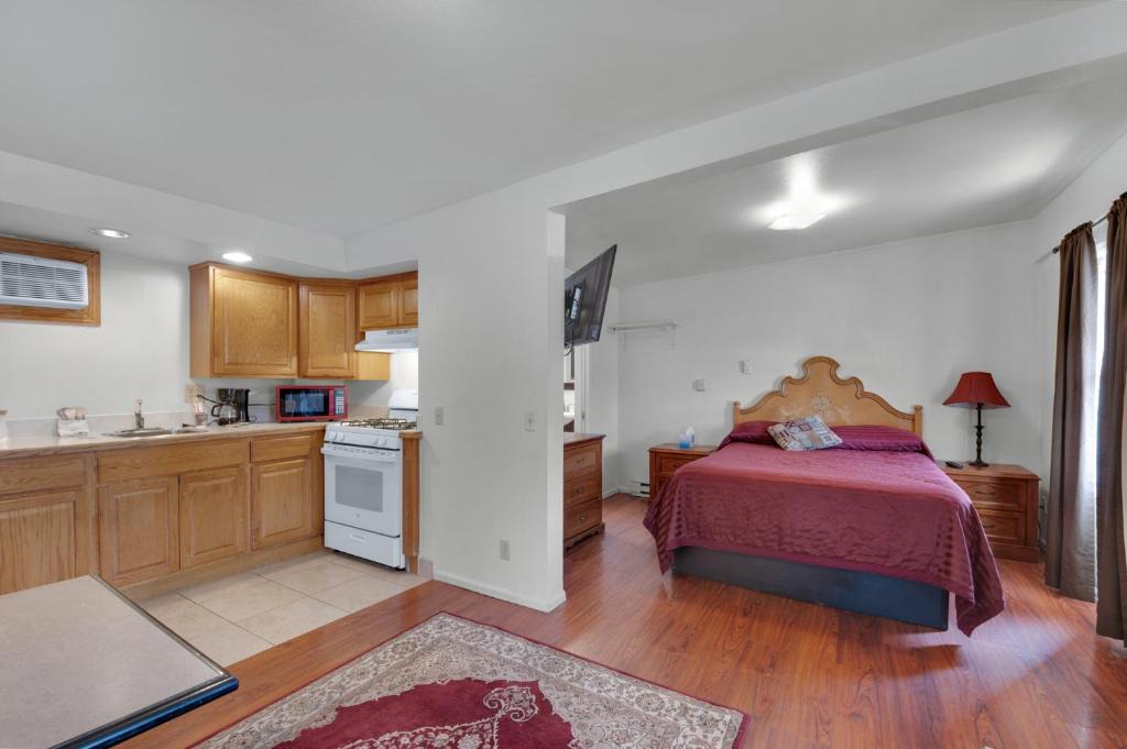 Central Colorado Springs Hotel | True North Motel