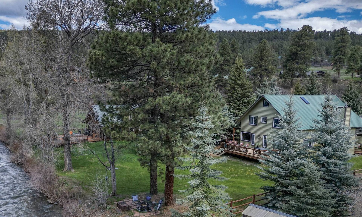 San Juan River Village House | Tubing Promo! Riverfront Fire Pit, Gas Stove, Near Skiing, Hot Springs, & Hiking Adventures!